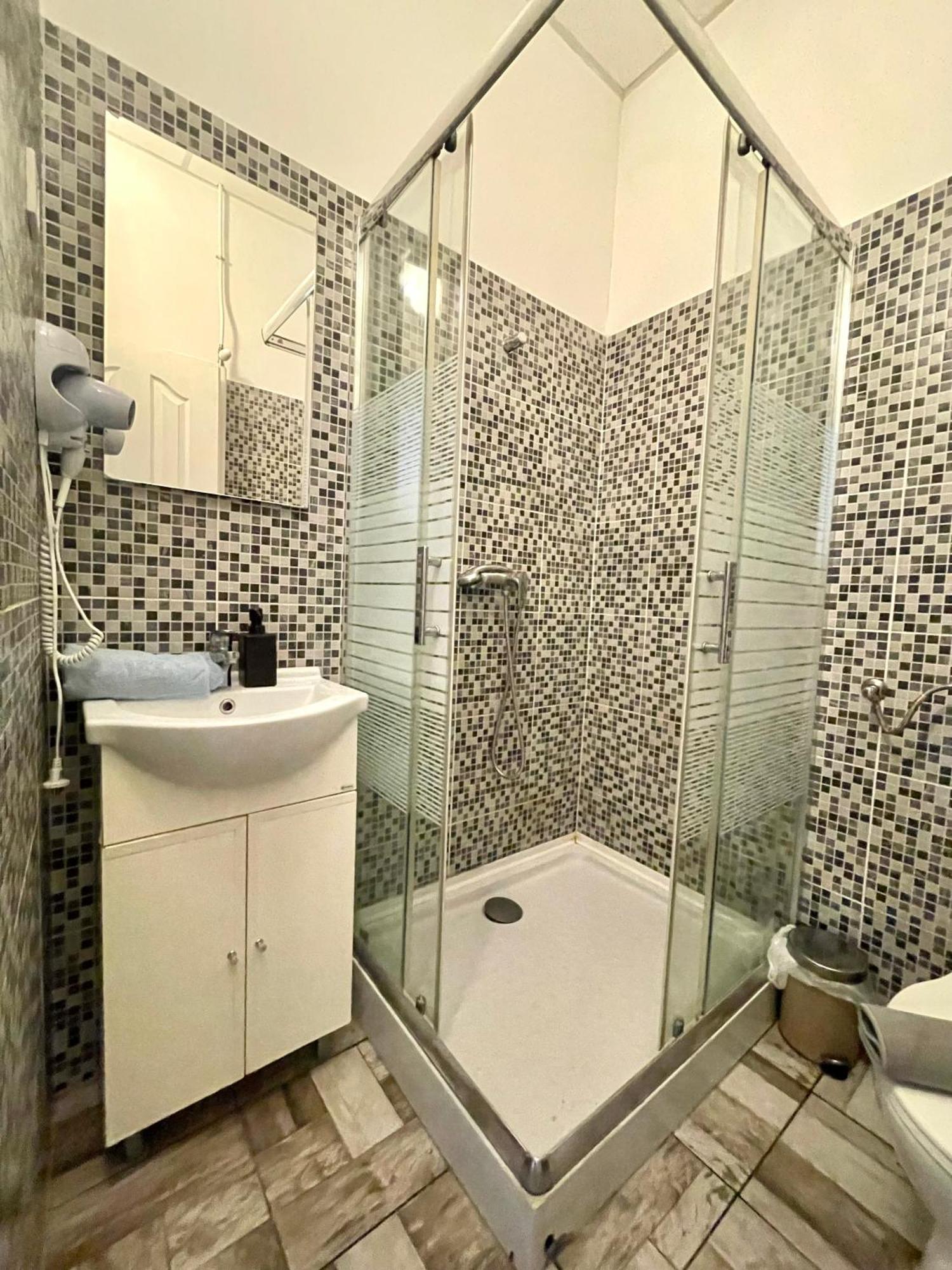 Aradi Rooms With Private Bathroom In The City Centre Budapest Exterior photo